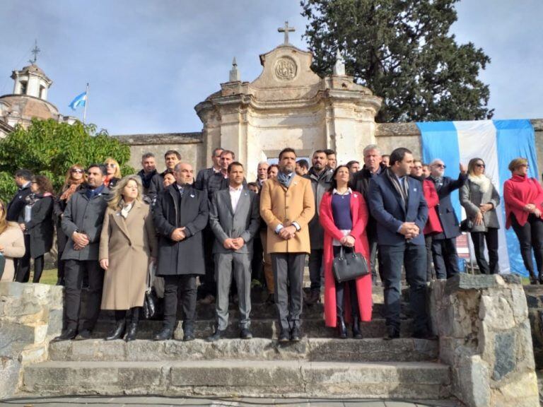 Autoridades locales presentes en el acto de la Bandera Patria.