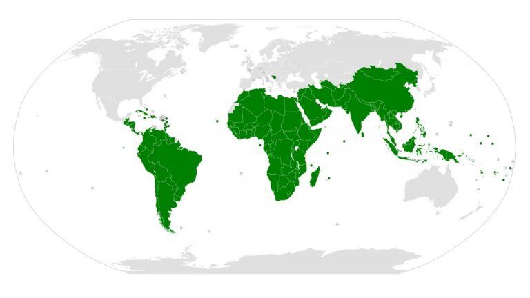 El G 77 es un grupo de países en vías de desarrollo y sub-desarrollados con el objetivo de ayudarse, sustentarse y apoyarse mutuamente en las deliberaciones de la ONU.