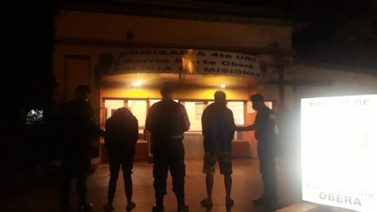 Un detenido y un demorado por atacar a policías