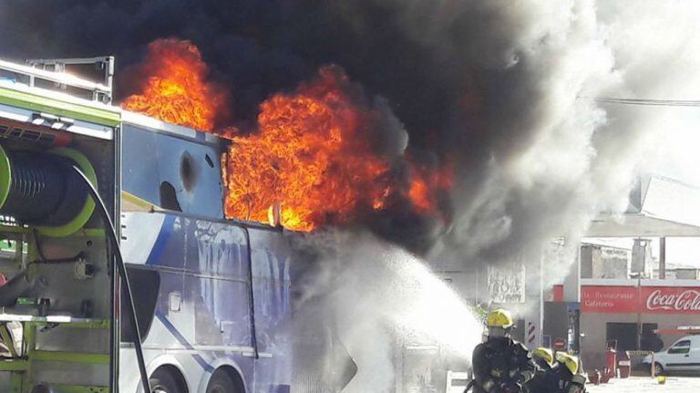 El incendio afectó de manera total la unidad del colectivo de larga distancia.