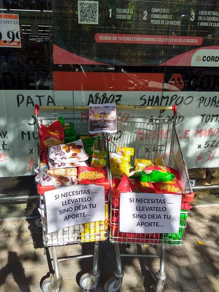 La gente retira los alimentos que son depositados a través de la solidaridad .