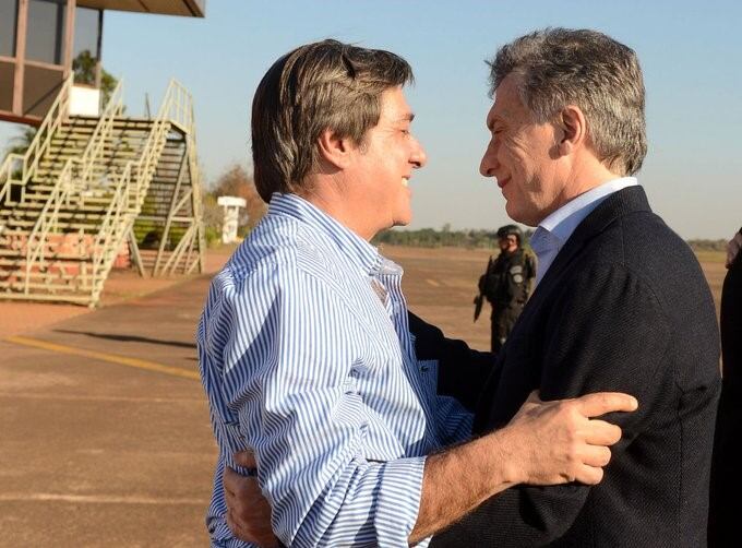 Alfredo Schiavoni saludando al presidente Mauricio Macri en Posadas. (Twitter de Alfredo Schiavoni)