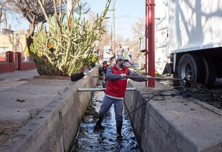 Limpieza en el canal Cajamar.