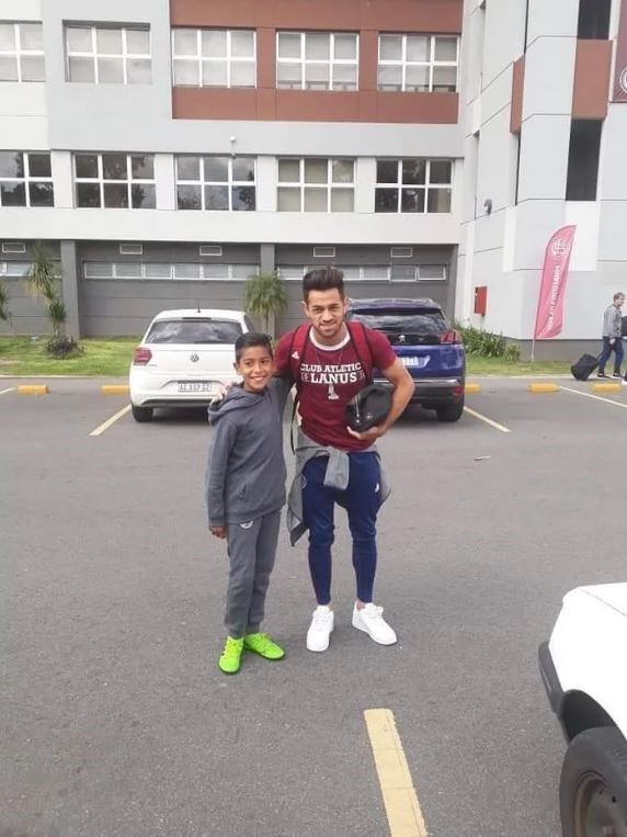 Agustín con Lautaro Acosta, ídolo de Lanús. (Olé)