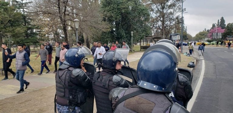 Protesta de taxistas y remiseros en la Plaza España.