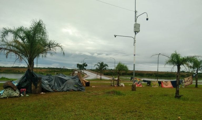 Otro acampe ocupa terrenos de Yacyretá en la ribera del arroyo Mártires y sobre la Avenida Chacabuco, cuyo puente conduce al Aeropuerto. (MOL)