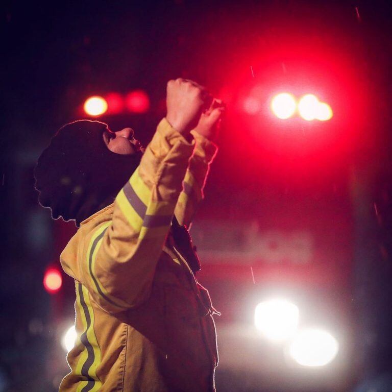 Bombero festeja la llegada de la lluvia. Foto: Nicolás Aguilera (@nicoaguilera22)