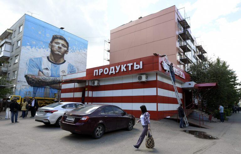 Mural de Messi en Bronnitsy. Fotos: AFP PHOTO / JUAN MABROMATA