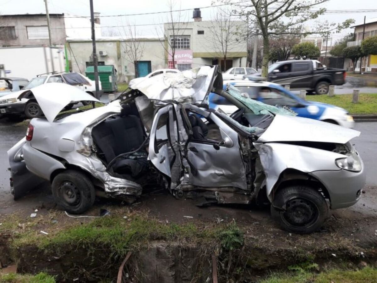 Un adolescente al volante se estrelló contra un poste de luz y provocó ...