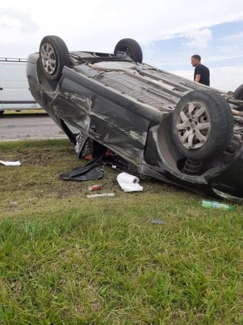 Un auto terminó volcando en la Autopista a Córdoba