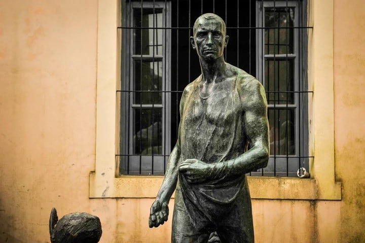 El Sembrador, del escultor belga Constantin-Emile Meunier, es otra de las esculturas retiradas del espacio público. (Foto Maxi Failla)