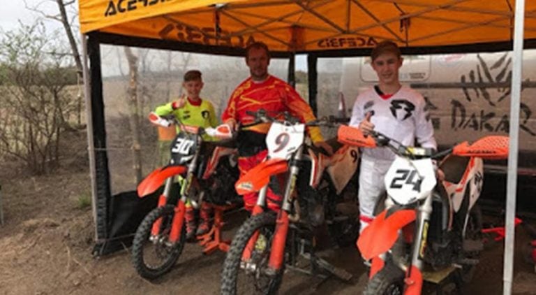 Desde la izquierda, Benjamín, Pablo y Jeremías Pascual. El motociclismo, una pasión familiar.