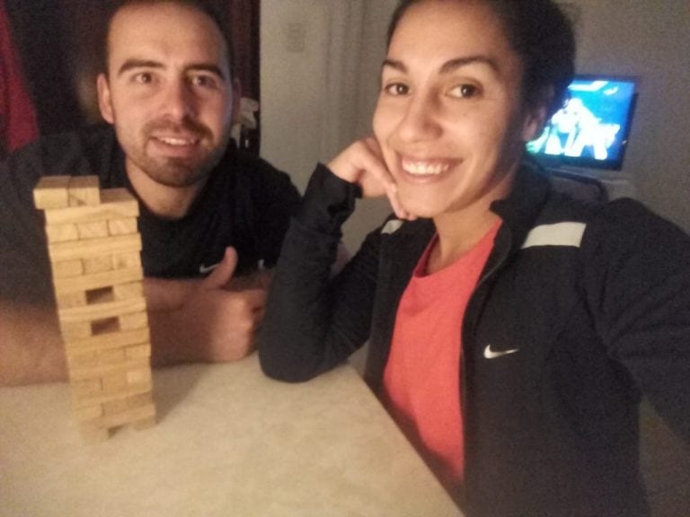 Jose y Flor jugando al jenga