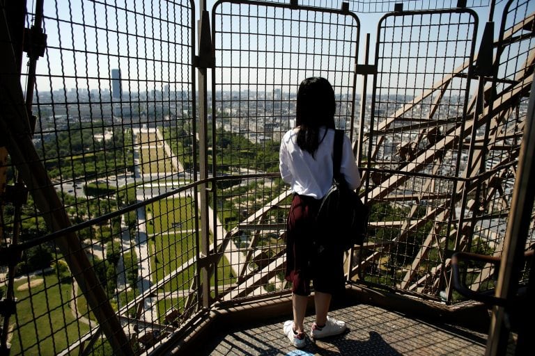 La vista de París desde las escaleras de la Torre Eiffel  (AP Photo/Thibault Camus)