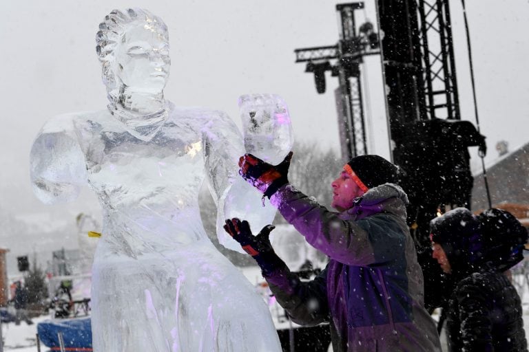 El escultor francés Cedric Hennion trabaja en su obra "Lakmé" (Foto de JEAN-PIERRE CLATOT / AFP)