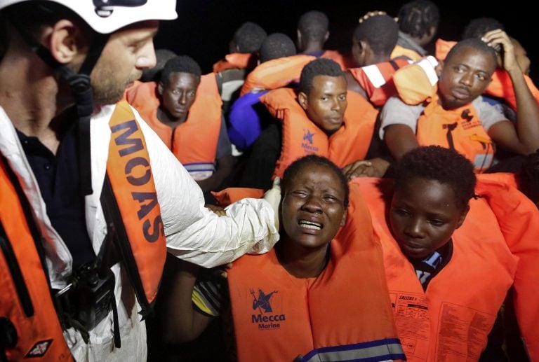 CRI13 MAR MEDITERRÁNEO 20/10/2016.- Fotografía cedida hoy, 20 de octubre de 2016, por la Crus Roja Italiana (CRI), que muestra una operación de rescate de inmigrantes en el Mar Mediterráneo. Equipos de la Cruz Roja Italiana y del Malta Migrants Offshore A