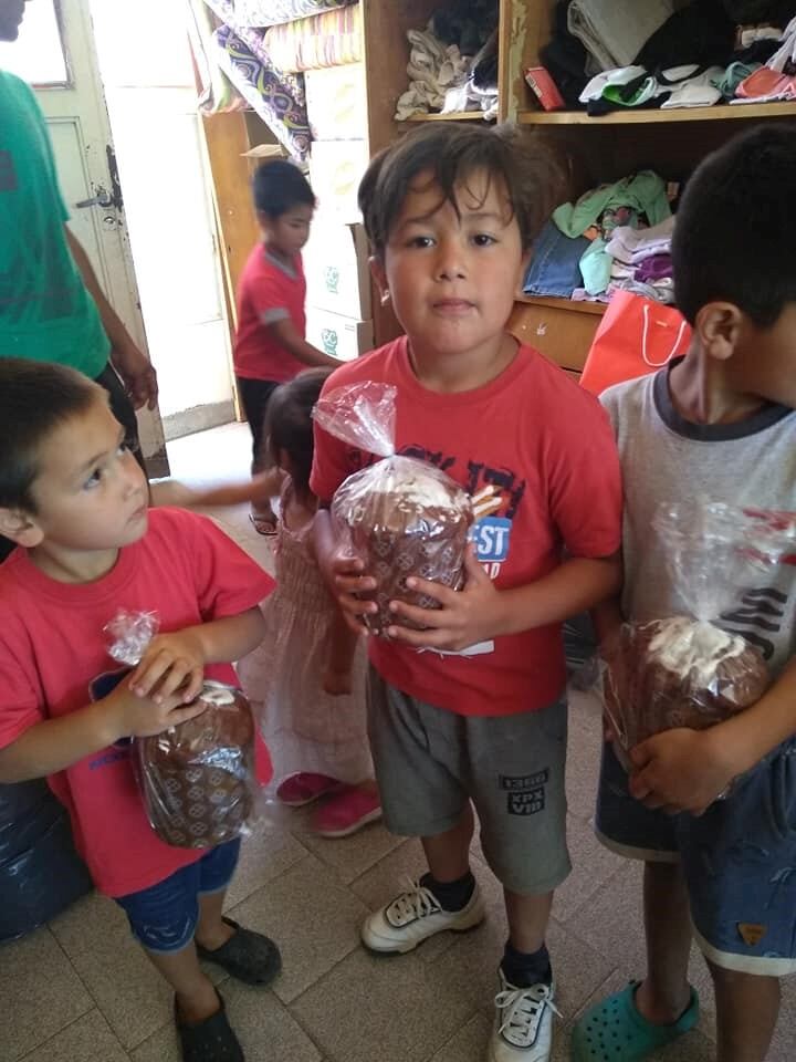 Corazones Solidarios le regalaron un almuerzo de domingo a sus chicos