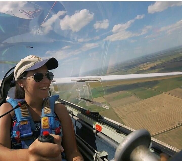 Fiorela Olivieri tenía 26 años y se accidentó el sábado cuando intentaba aterrizar su planeador. (Facebook)