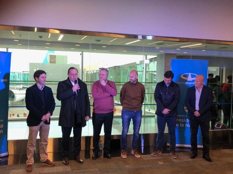 El secretario de Turismo, Santos, durante la recepción del primer vuelo directo Madrid-Iguazú, junto al gobernador Hugo Passalacqua, el ministro Dietrich, el titular de la EBY, Goerling, el intendente de Iguazú, Claudio Filippa, y otros funcionarios. (MisionesOnline)