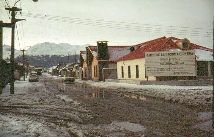 Pasado y presente de Ushuaia.
Fotos: Vía Ushuaia - Archivo histórico Municipalidad de Ushuaia.