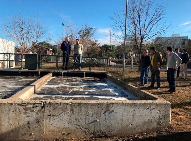 Funcionarios municipales visitando la planta de tratamiento del supermercado Disco, en Villa Allende. (Periódico El Milenio)