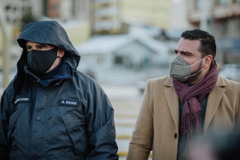 Ministro de Defensa Agustín Rossi junto al Intendente Walter Vuoto en el recorrido por la ciudad y el Polo Hospitalario.