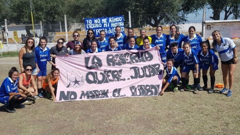 Fotos del plantel de Juniors y el de Instituto gentileza de Infoliga.