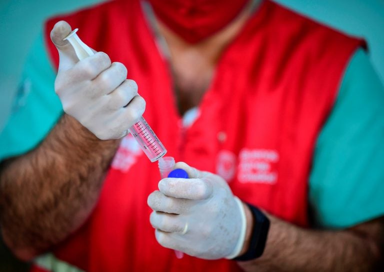 A health worker prepares COVID-19 test kits at the Medical Emergency System (SAME) of Buenos Aires, on May 19, 2020 in Buenos Aires. - The number of COVID-19 cases in Argentina has raised to more than 9.000, while the mandatory quarantine imposed on March 20 is still fully applied in the capital Buenos Aires. (Photo by RONALDO SCHEMIDT / AFP) coronavirus test casos del dia  laboratorio  testeos  PCR HISOPADO