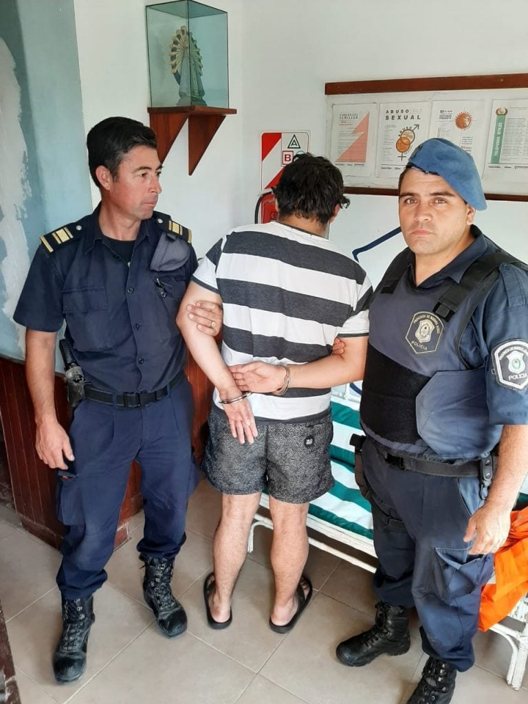 El hombre detenido tras evadir un corte de calle. (Foto: Destacamento Balneario)