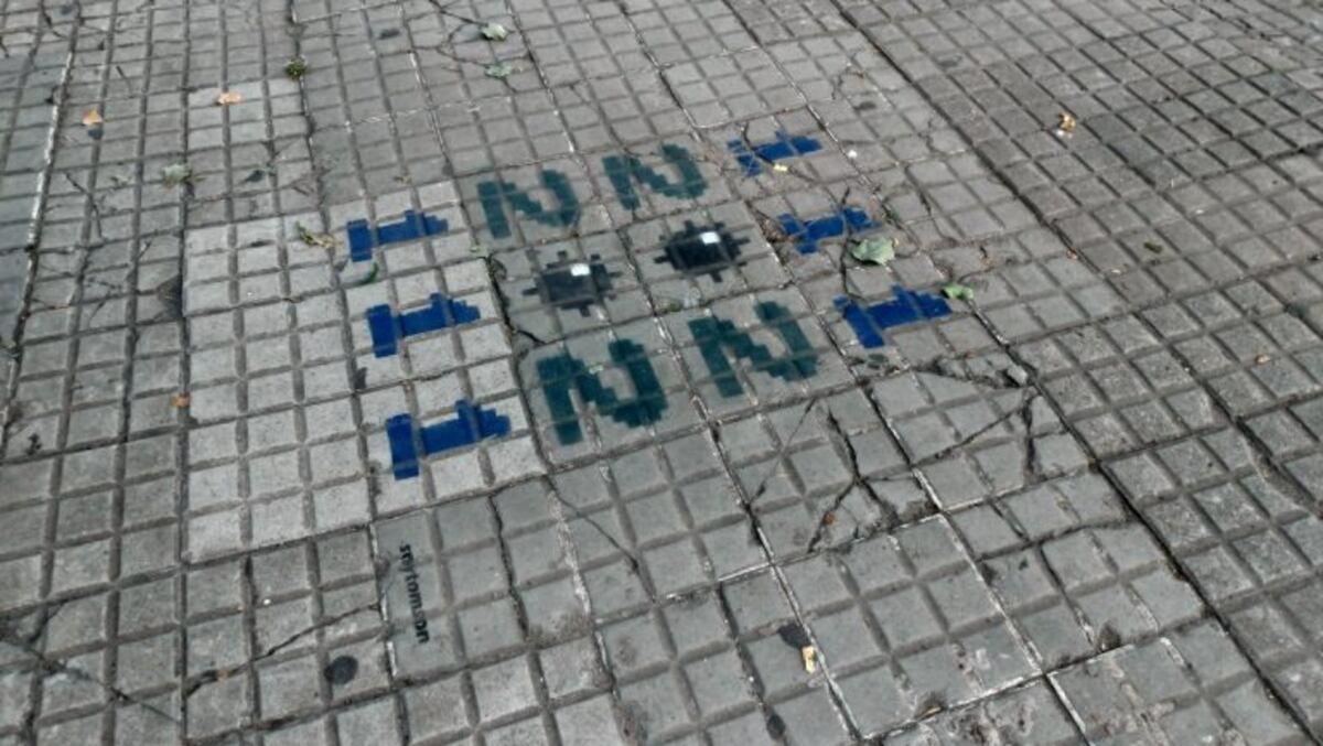 Dibujó un Buscaminas en las baldosas rotas de la Ciudad