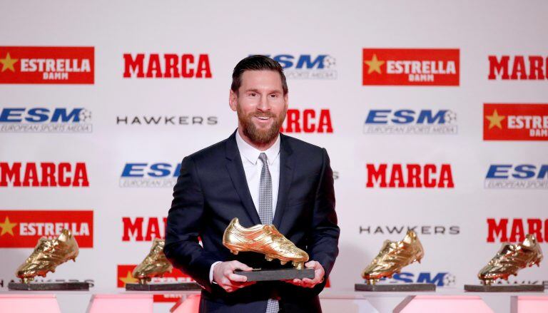 Leo Messi, posa tras recibir su quinta Bota de Oro  como máximo goleador de las ligas nacionales 
 (EFE/Alejandro García)