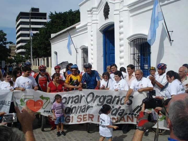 Etín Manca durante el 9 de julio llevando a cabo su campaña y posando con la Casa Histórica de fondo.