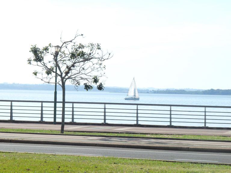 Navegación en el río Paraná frente a la Costanera de Posadas. Un velero en el río, no puede haber mejor imagen de la paz, tranquilidad y naturaleza. (Dwns)