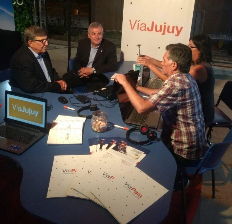 El gobernador Morales y el presidente de la Cámara de Comercio Exterior de Jujuy, Jorge Gurrieri, durante la entrevista en el stand de Vía Jujuy.