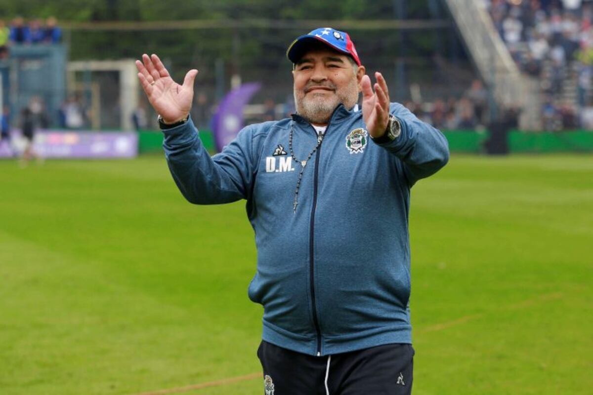 Unión sorprendió a Diego Maradona con regalos en la cancha de Gimnasia