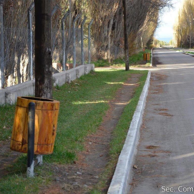 Ponen cestos de basura en diversos puntos de la localidad