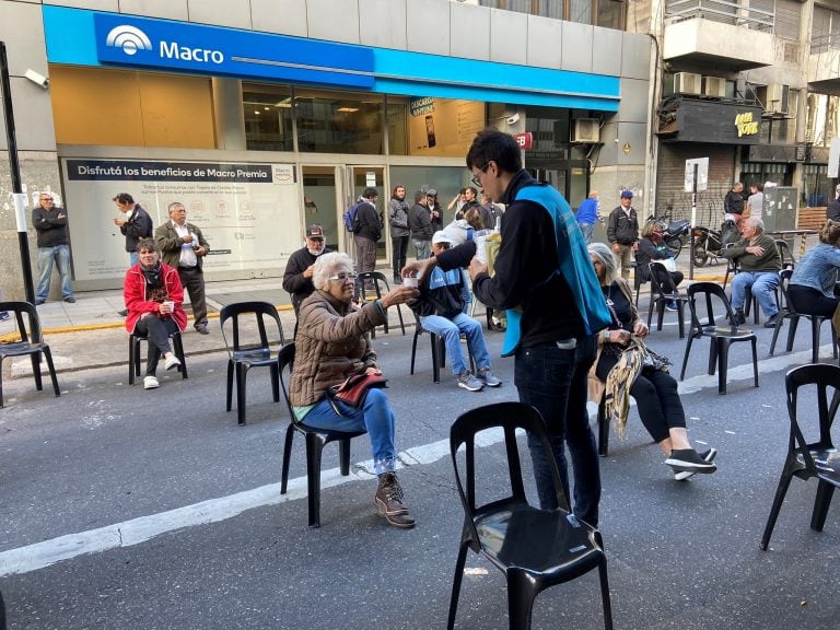 Las situaciones de los jubilados apelmazados en los bancos fue uno de los primeros rechazos hacia el Presidente (Foto: Twitter))