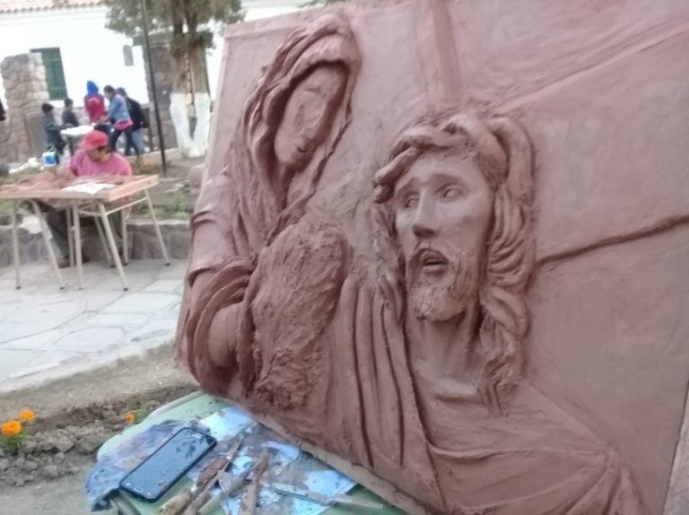 Los cuadros, una vez terminados, son dispuestos en las estaciones del Vía Crucis del Viernes Santo en las calles de Humahuaca.