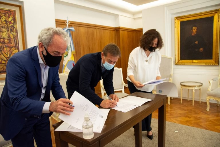 Humberto Mingorance, Rodolfo Suarez y Mariana Caram firman el convenio.