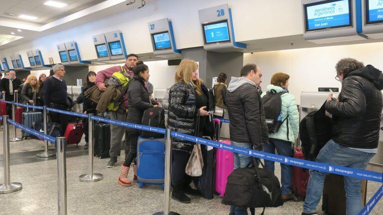 IMAGEN DE CARÁCTER ILUSTRATIVO. Viajeros hacen fila en los mostradores de facturación del Aeroparque Jorge Newbery. Crédito: EFE/ Rodrigo García.