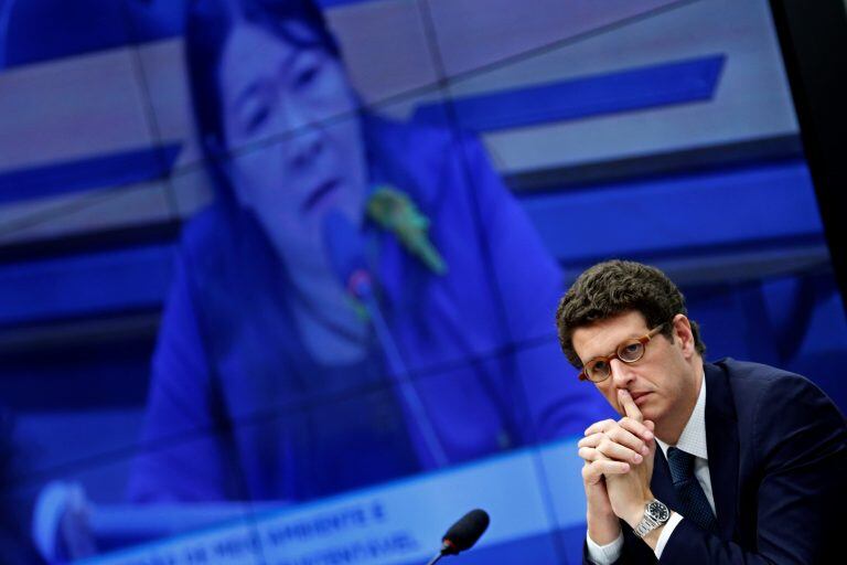 El ministro de Medio Ambiente de Brasil, Ricardo Salles, escucha las preguntas de la Representante Indígena Joenia Wapichana, en la pantalla, durante su discurso ante el Comité de Medio Ambiente de la Cámara de Representantes, en Brasilia, Brasil, el miércoles 9 de octubre de 2019. Crédito: AP / Eraldo Peres.