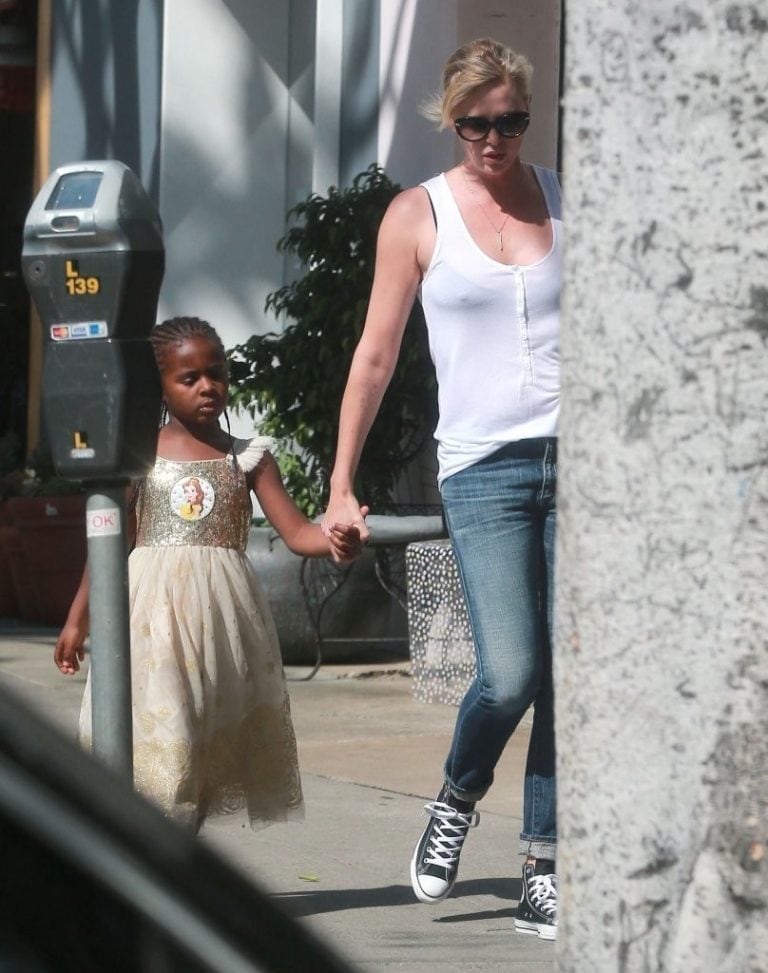 Charlize Theron y Jackson caminan por la calle.