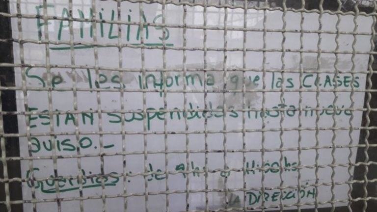 El aviso en la puerta de la escuela