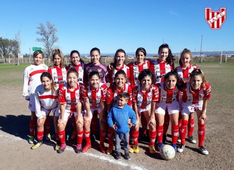 El equipo femenino de Instituto a pleno donde brilla Camila Zárate