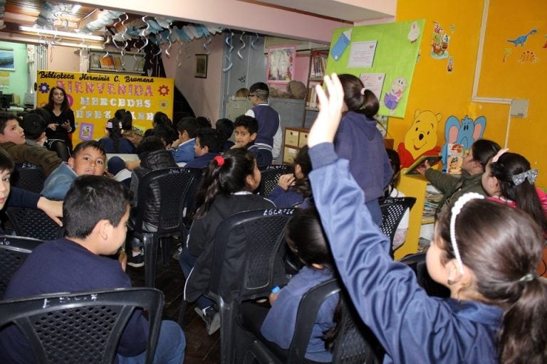 Los niños y niñas de la Escuela 26 y una activa participación en la Charla con la escritora.