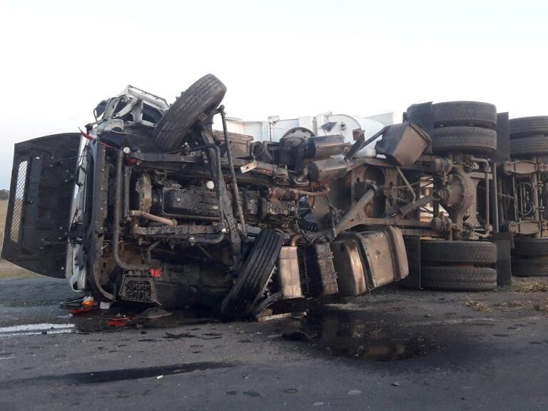 Dos camionetas y dos camiones chocaron en Ruta 3.