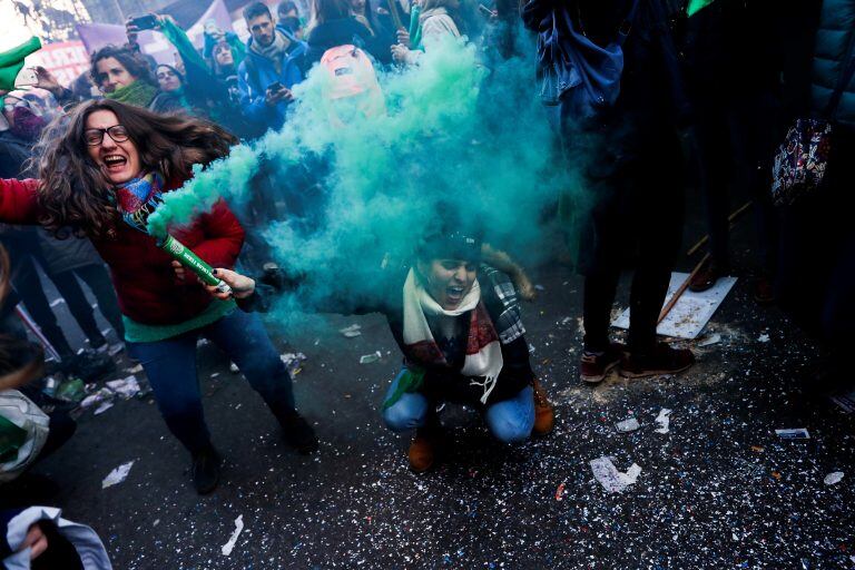 Miles de personas festejan la aprobación de la despenalización del aborto por parte de la Cámara de Diputados