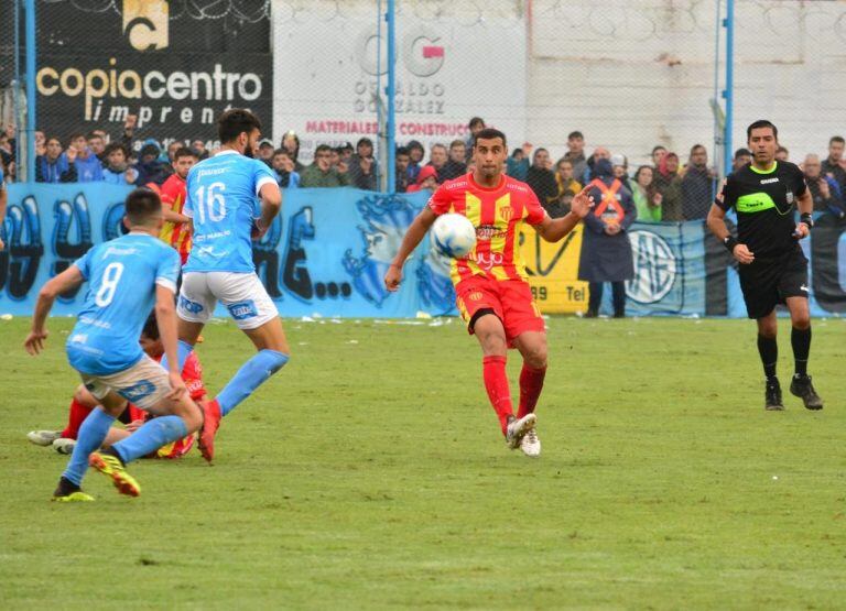 Un momento del partido. El árbitro Mastrángelo acusado por los chaqueños.