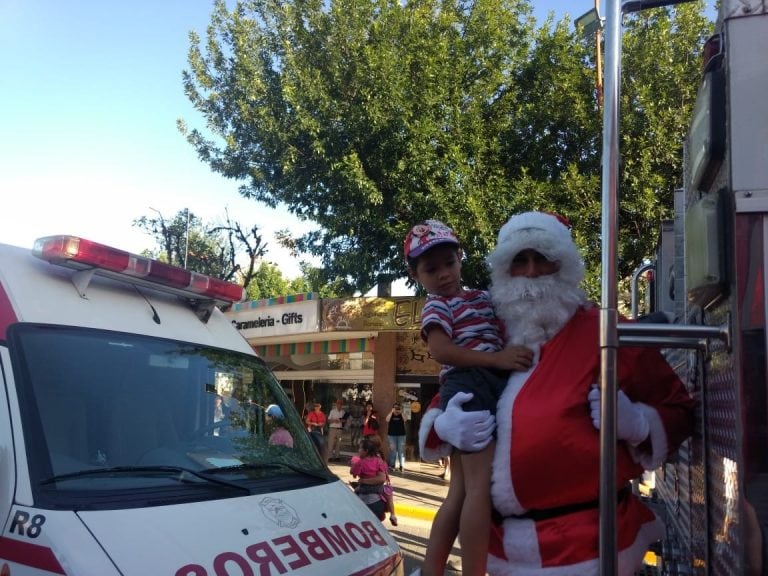 Bomberos junto a Papá Noel en Carlos Paz