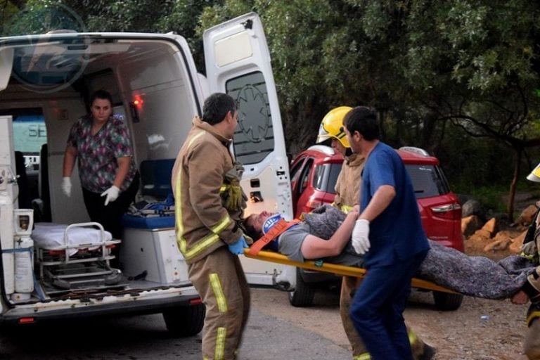 La pareja fue trasladada al hospital donde se evaluó su estado de salud.